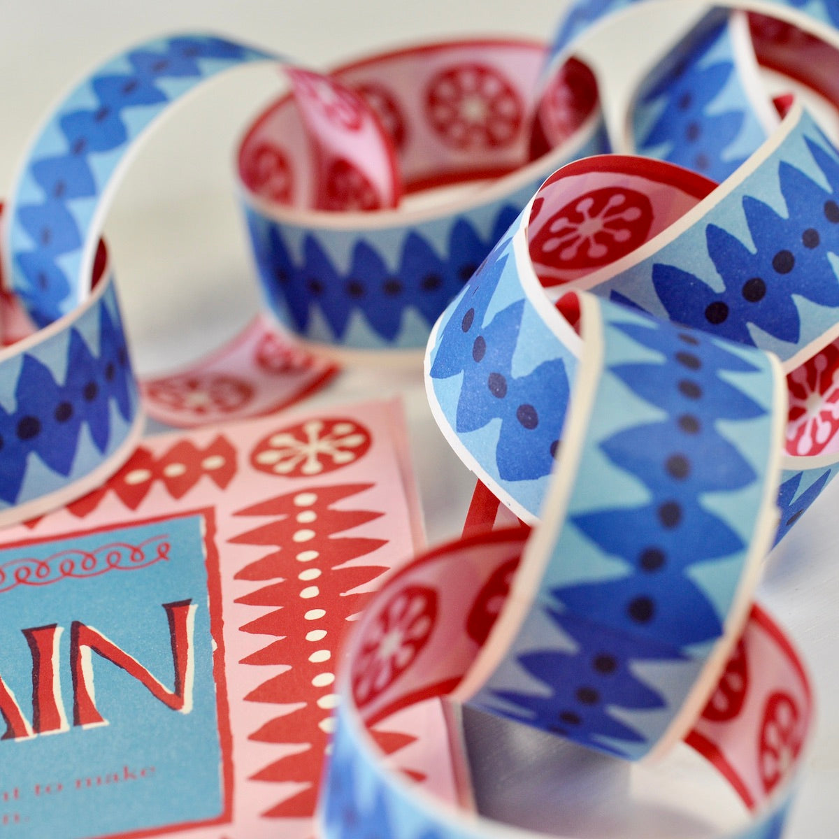 Chaîne en papier rouge et bleu