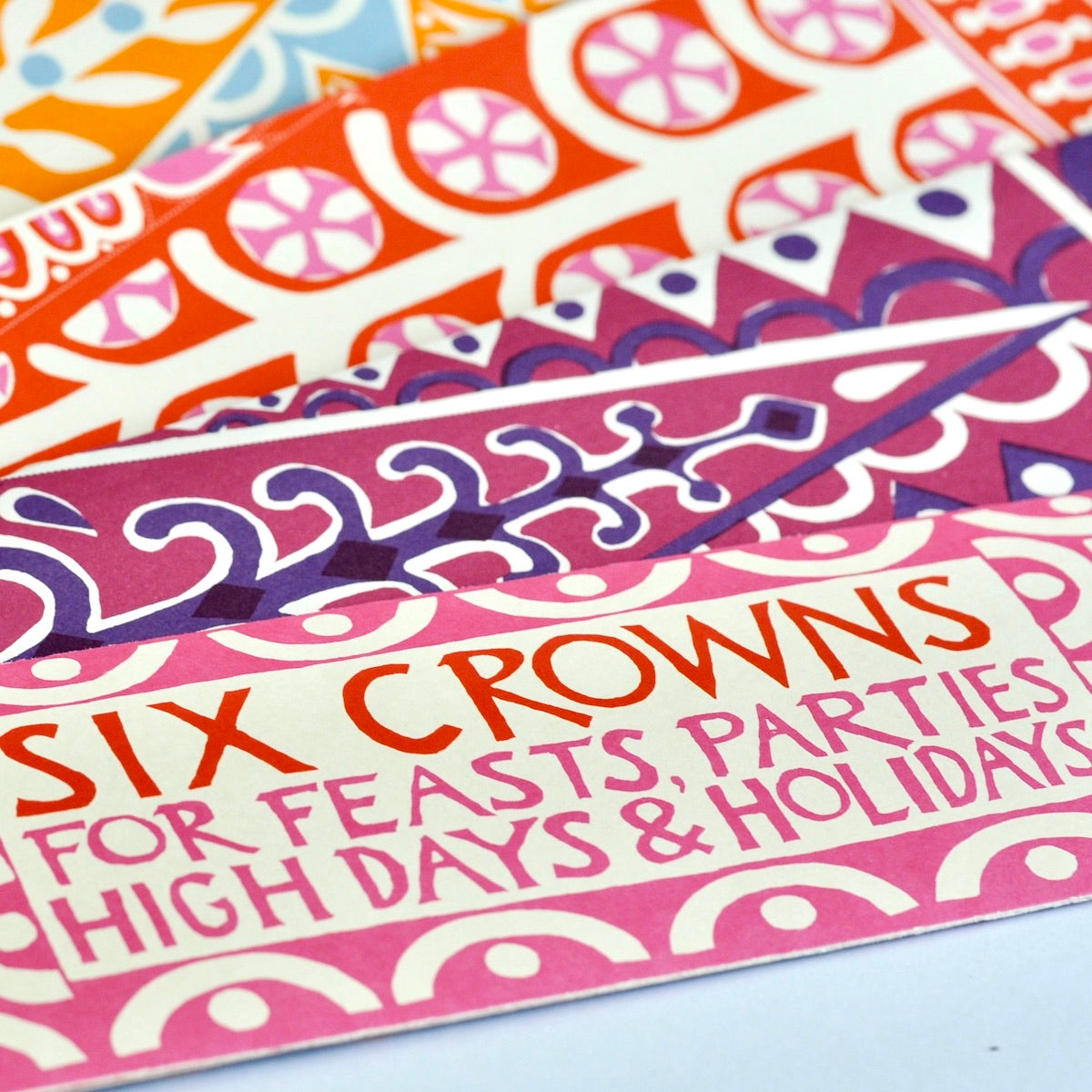 Six couronnes en papier