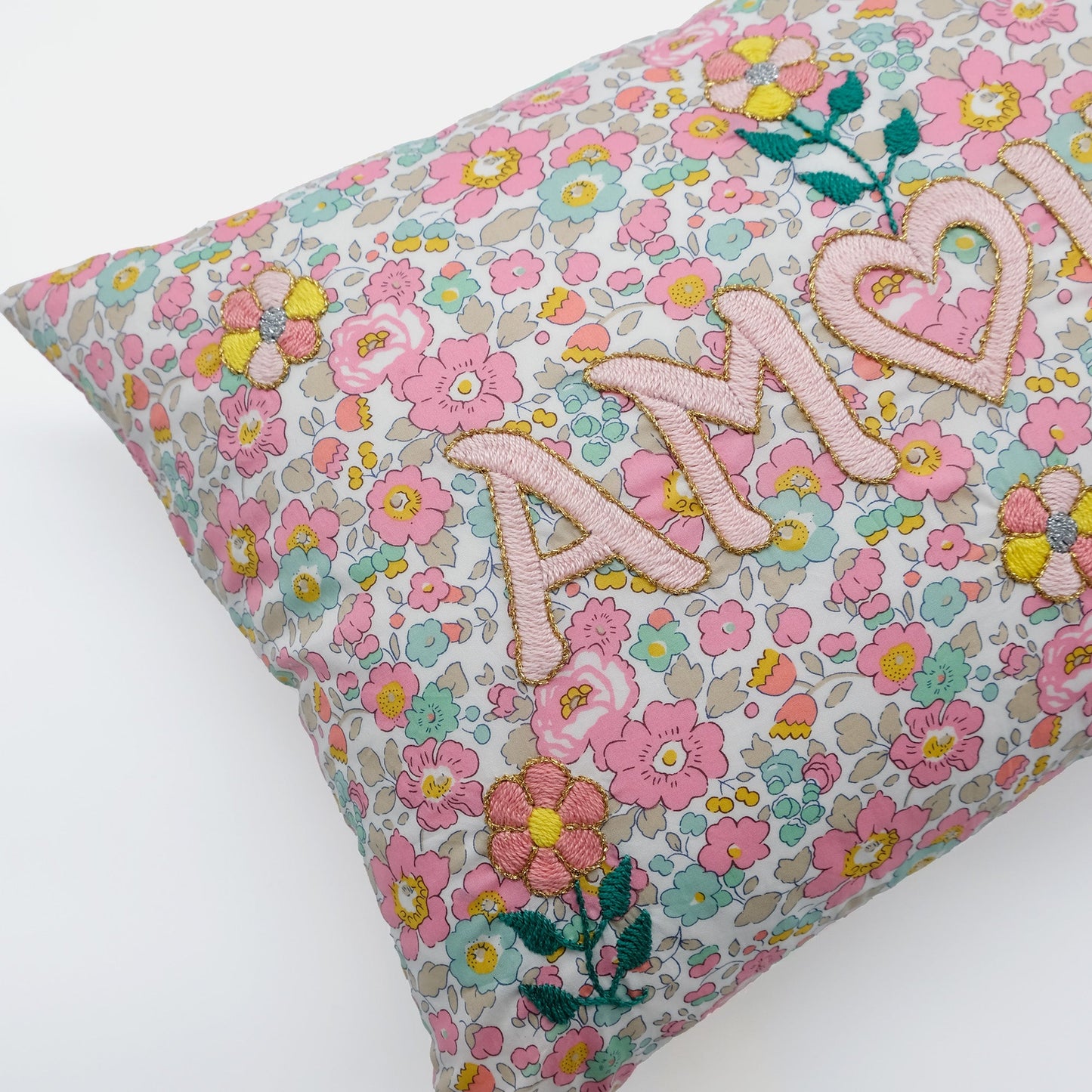 Coussin lombaire brodé rose clair Amour