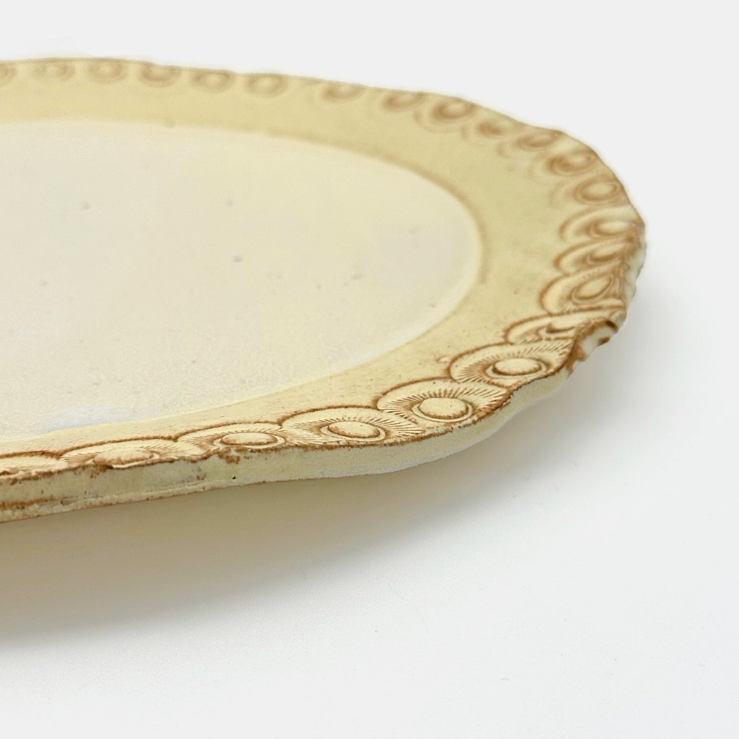 Plat de service arrondi en naturel