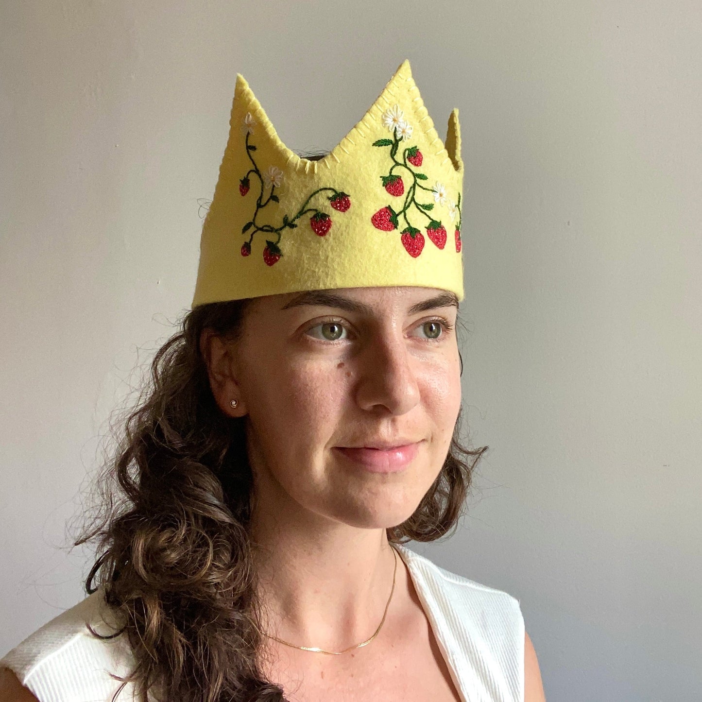 Couronne en feutre faite à la main dans un champ de fraises