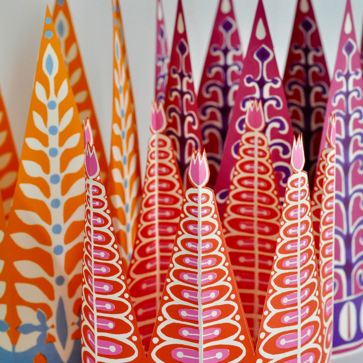 Six couronnes en papier