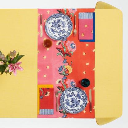 Chemin de table indonésien à motif de roses rouges