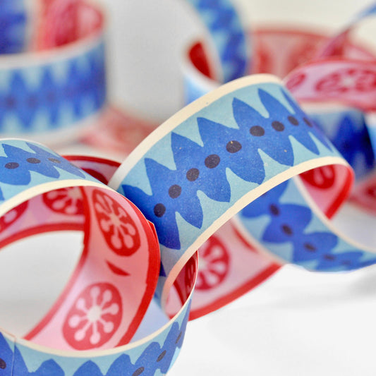 Chaîne en papier rouge et bleu