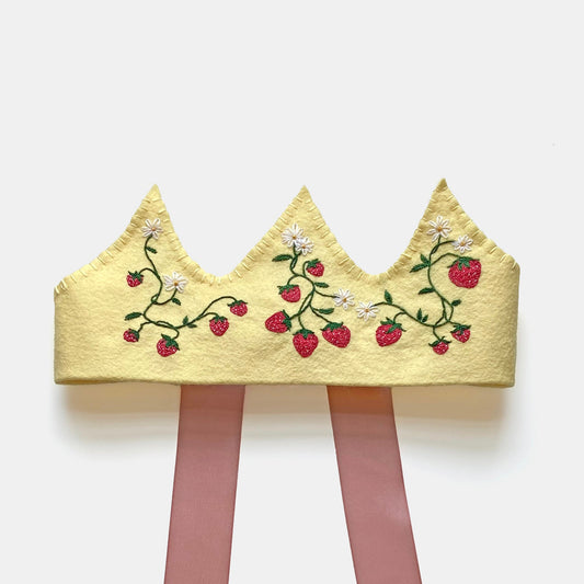 Couronne en feutre faite à la main dans un champ de fraises